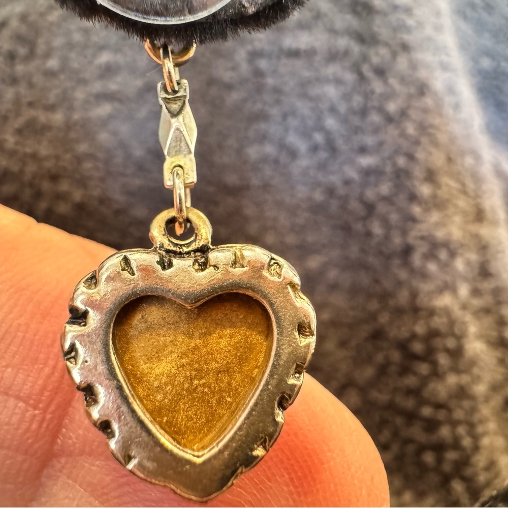 Betsy Johnson heart earrings - Picture 8 of 8